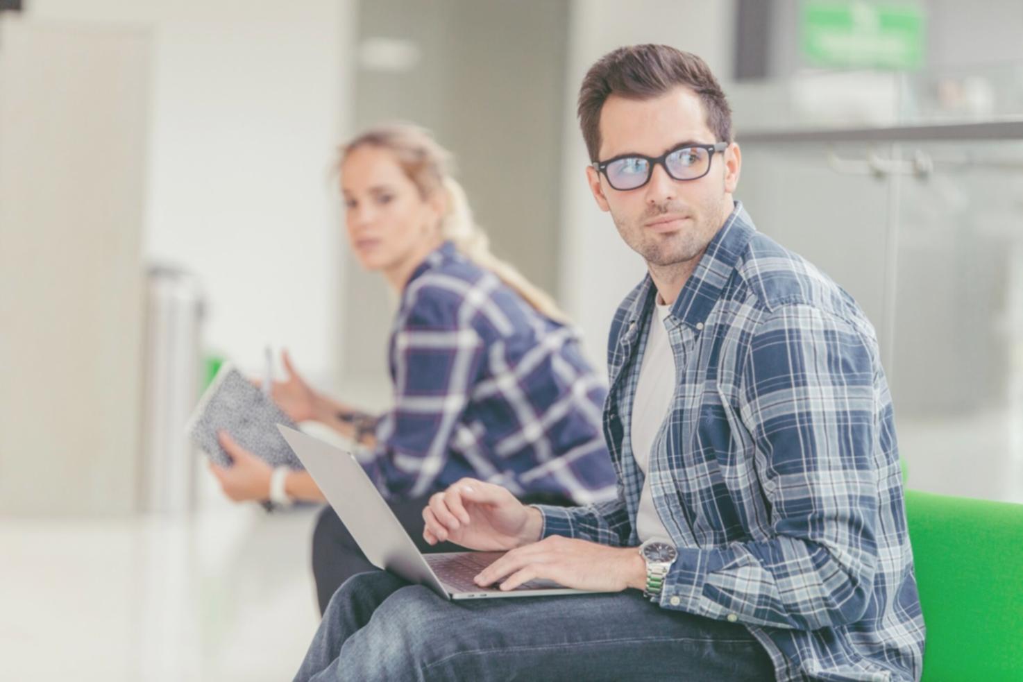 Professionnel analysant des données financières sur plusieurs écrans